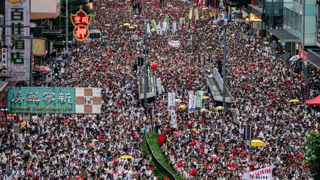 Folla di manifestanti a Hong Kong