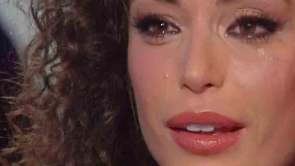 Primo piano di Raffaella Fico in lacrime