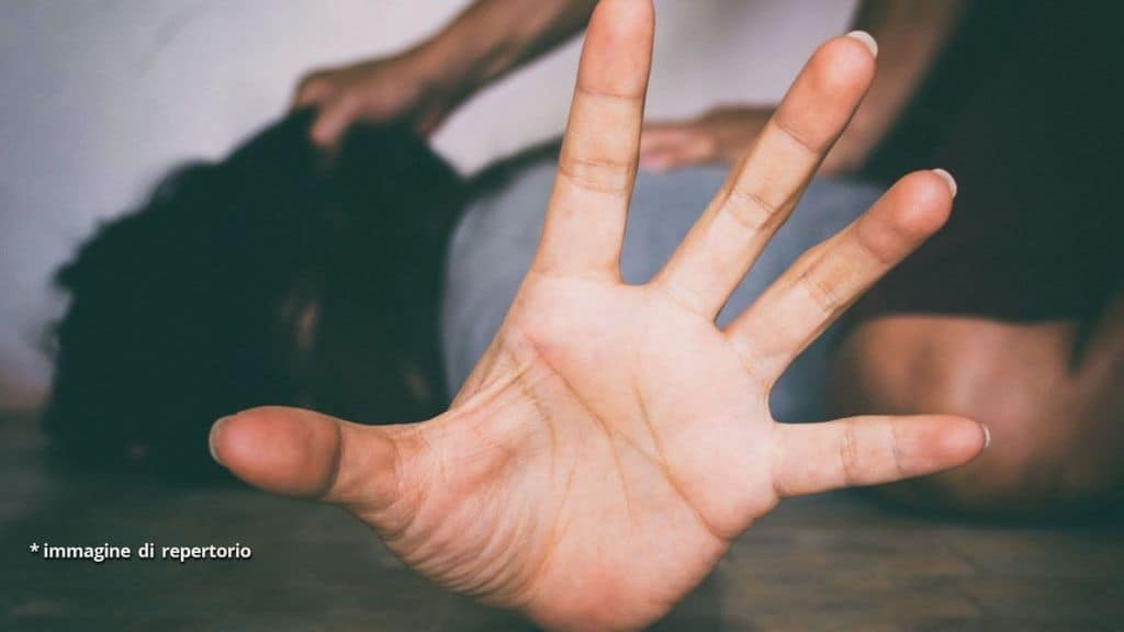 Treviso: non accetta i costumi occidentali della figlia e cerca di darle fuoco