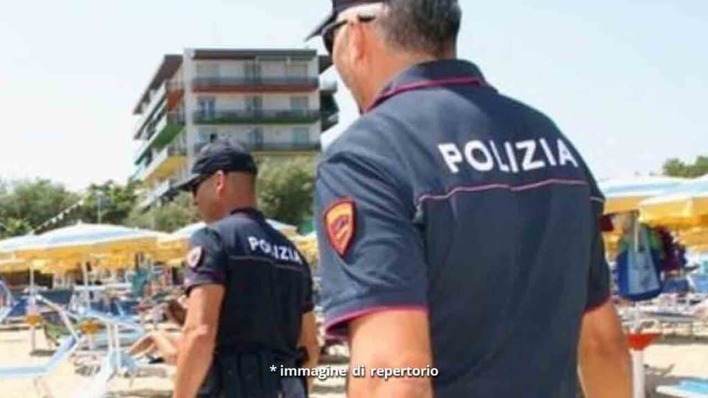 agenti di polizia in spiaggia
