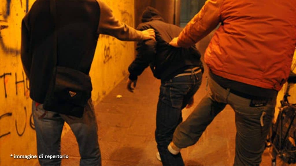 aggressione da parte di due giovani contro un altro ragazzo