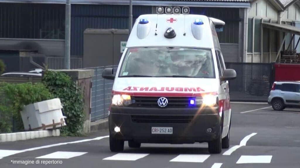 ambulanza vista frontalmente per la strada