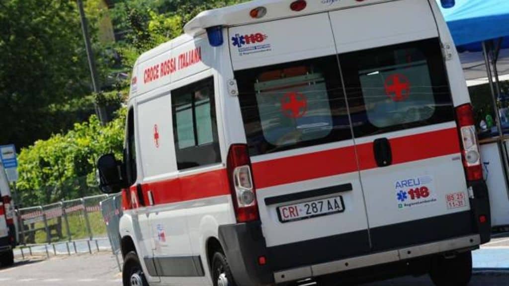 ambulanza lungo la strada