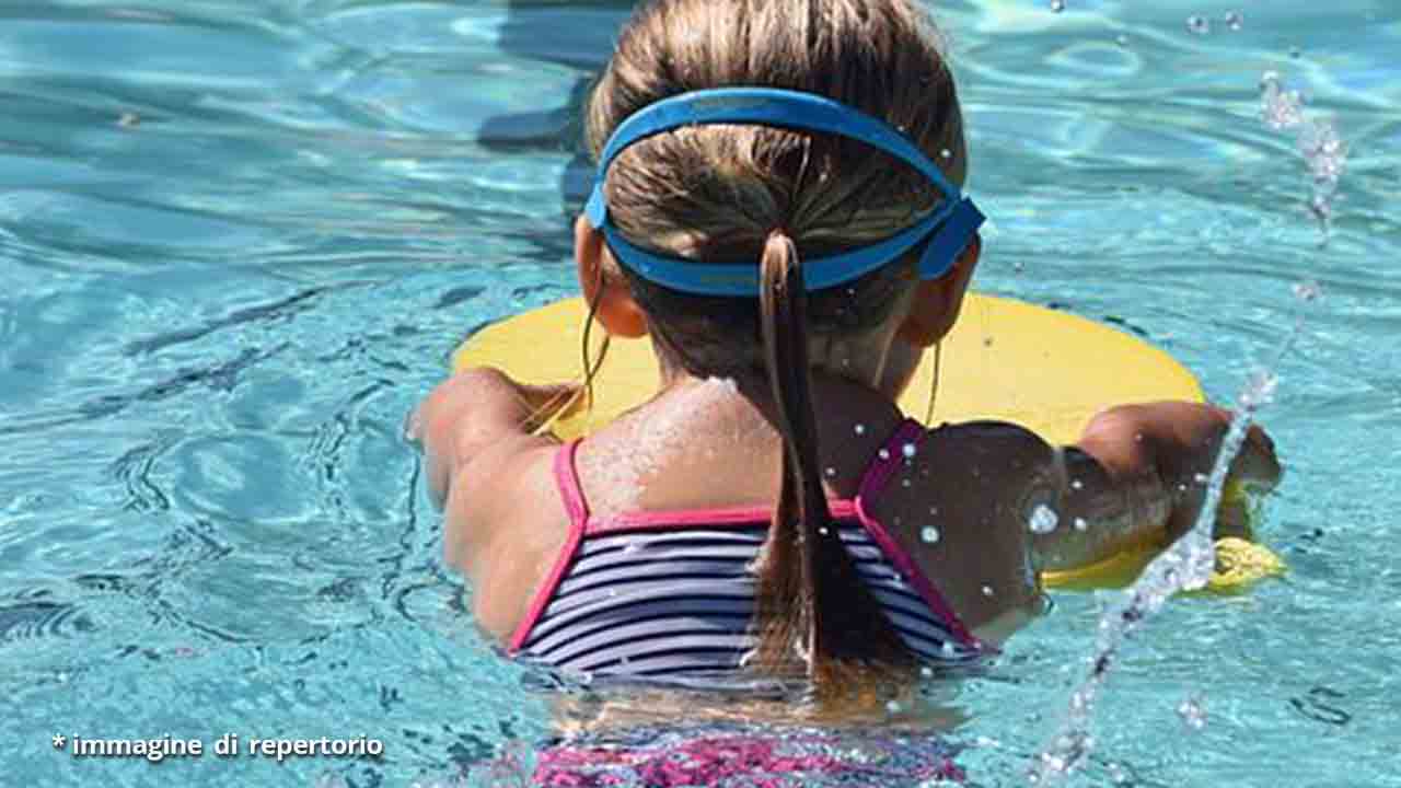 bambina in piscina
