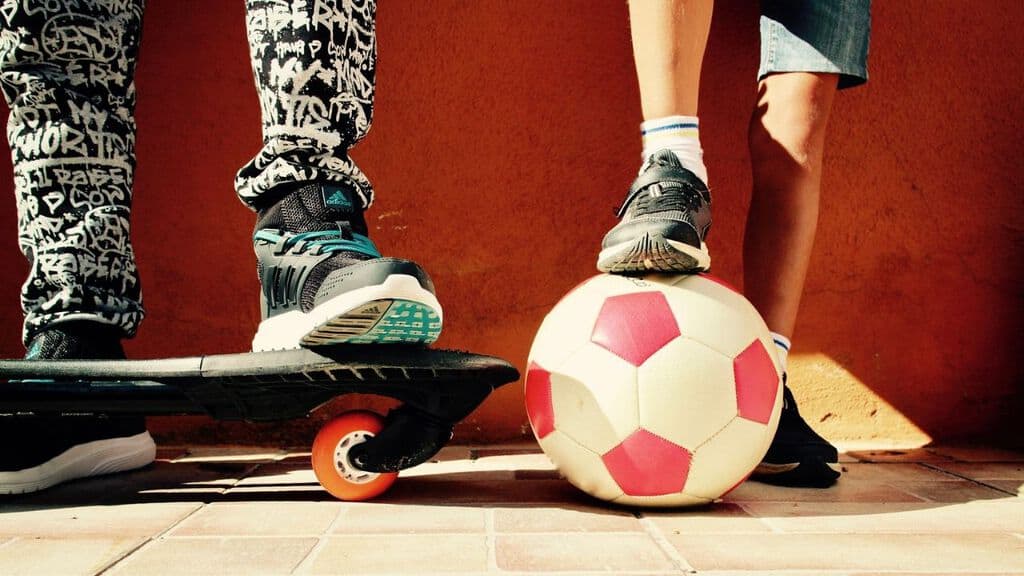 gambe bambini sullo skate con una palla