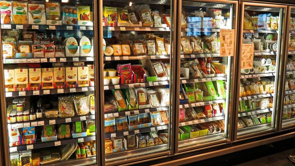 frigoriferi nel reparto surgelati con prodotti nel supermercato