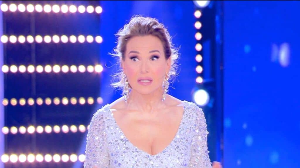 mezzo busto di barbara d'urso al centro dello studio