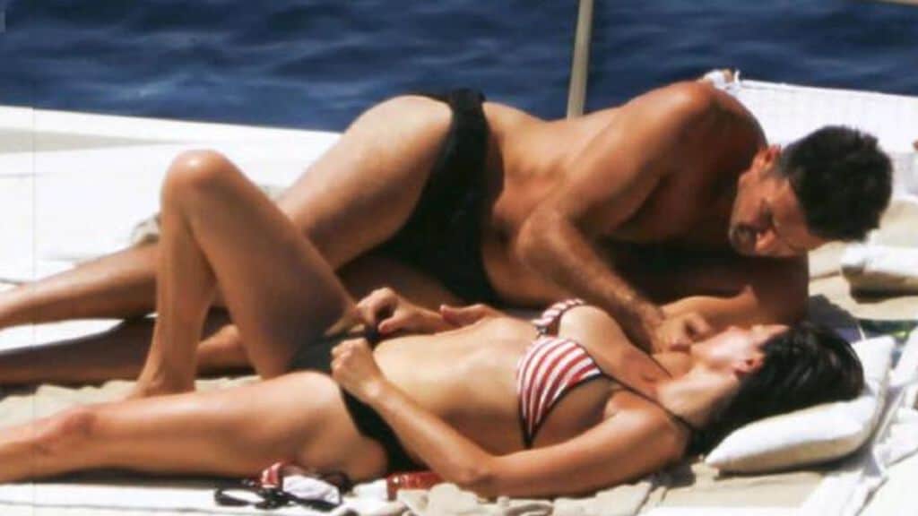 buffon e d'amico sdraiati e abbracciati a bordo di una barca