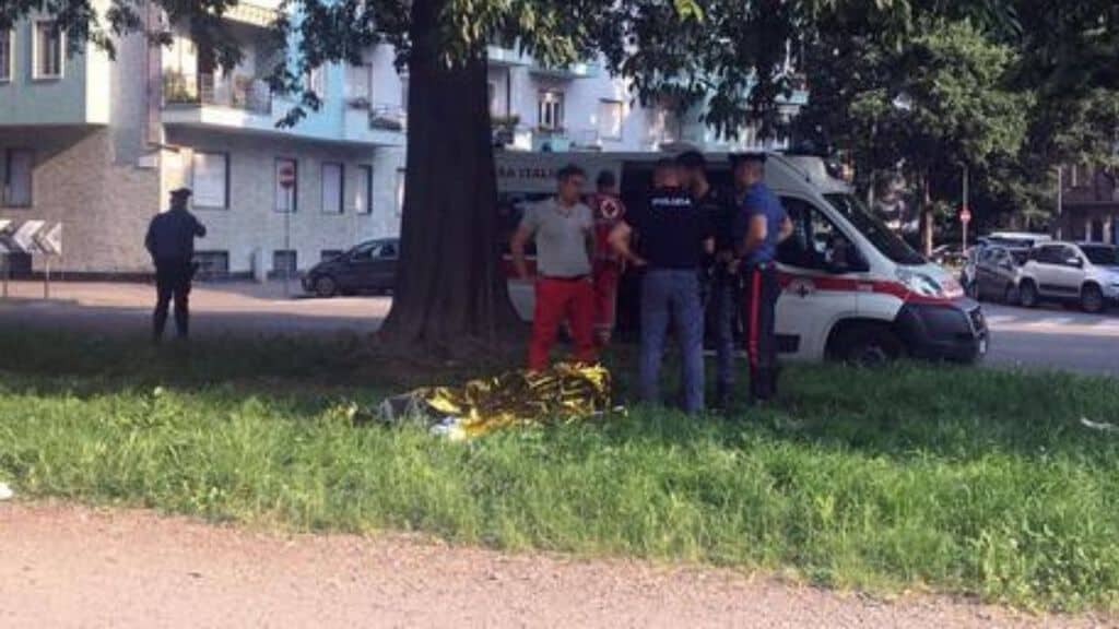 sanitari del 118, i carabinieri e la polizia