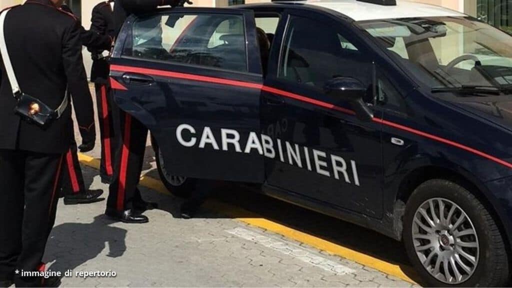 carabinieri impegnati in un arresto
