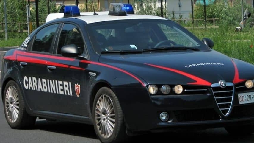 carabinieri dentro una volante