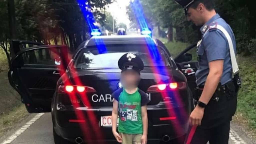 carabinieri modena con il bimbo con il cappello dei crabinieri