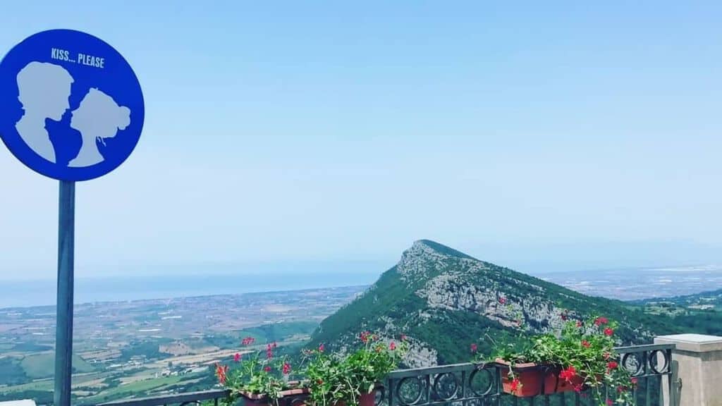 Cartello Kiss please sul belvedere di Trentinara