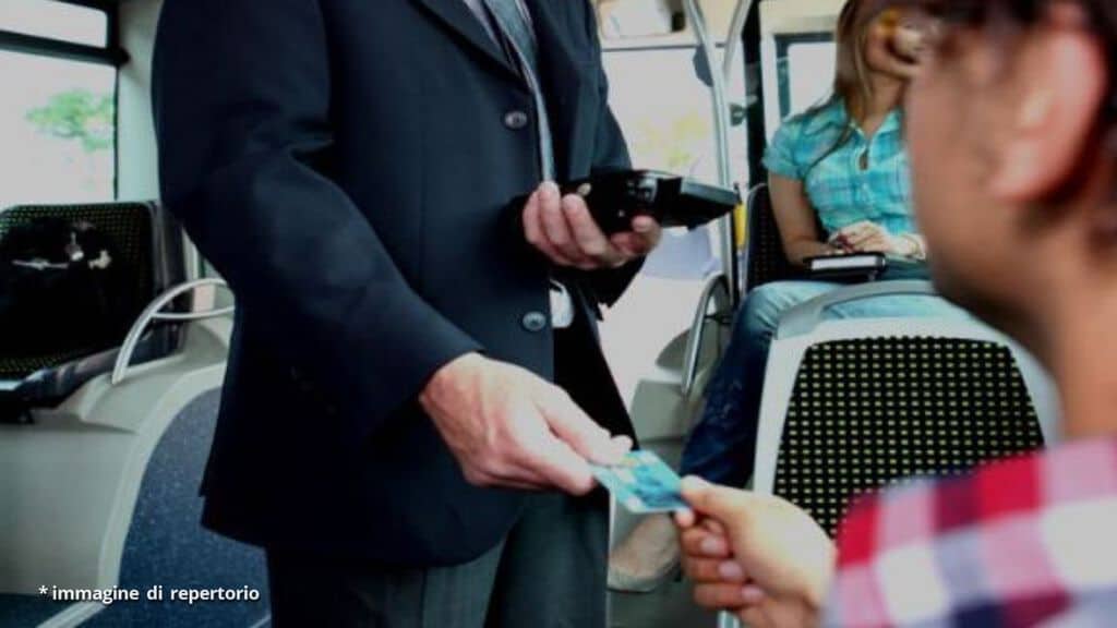controllore sul treno