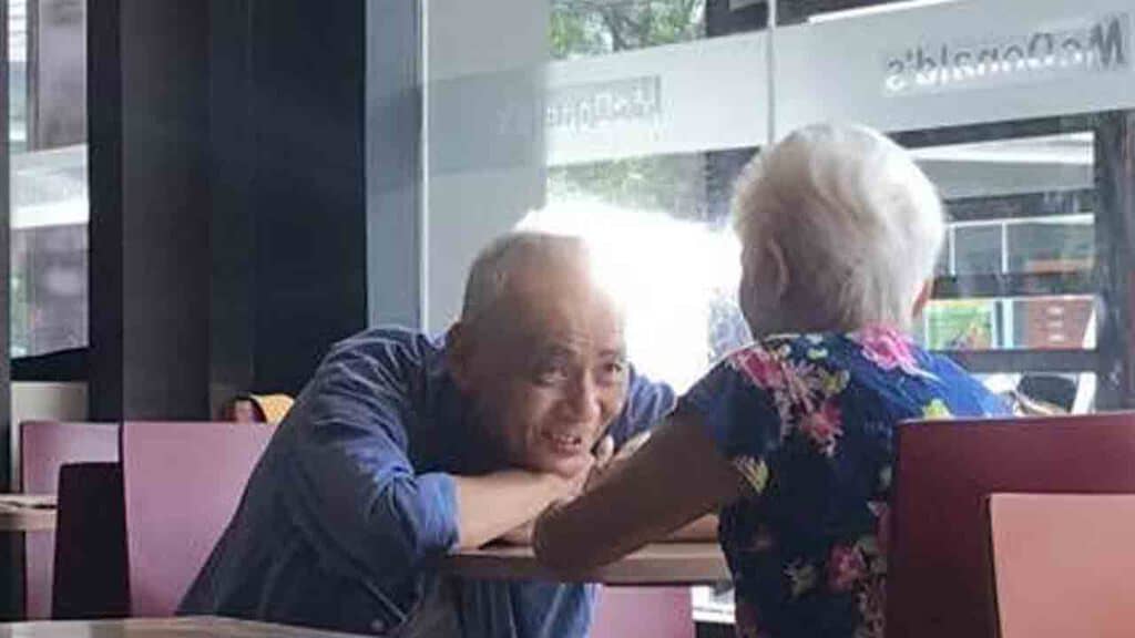 Coppia di anziani fotografati da Al Oliver Reyes Alonzo