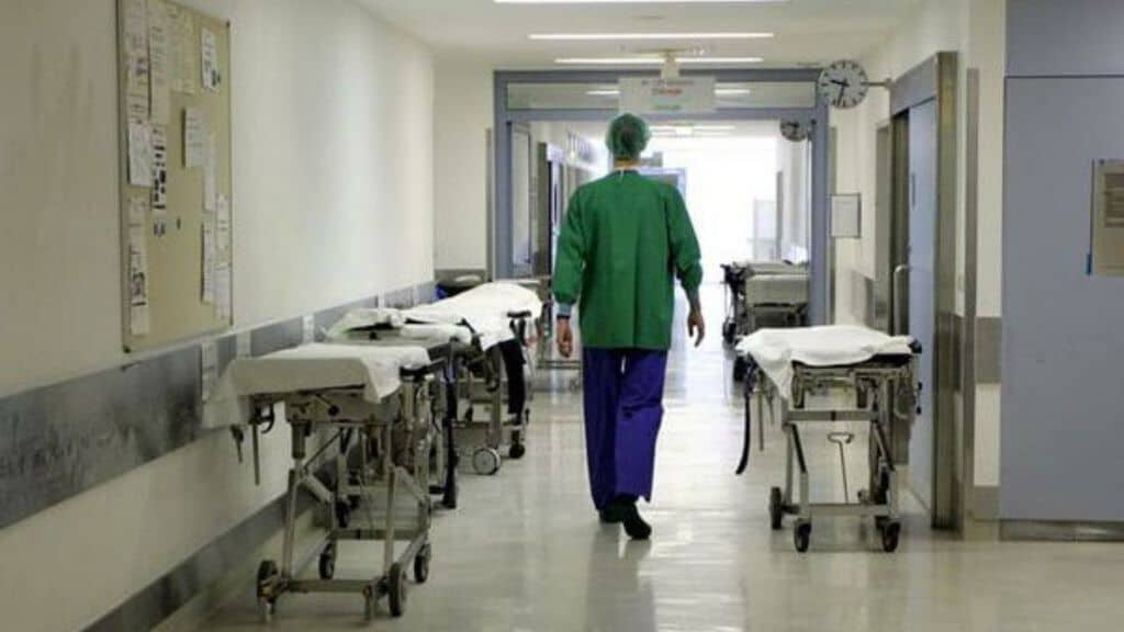 corsia ospedale con medico che cammina