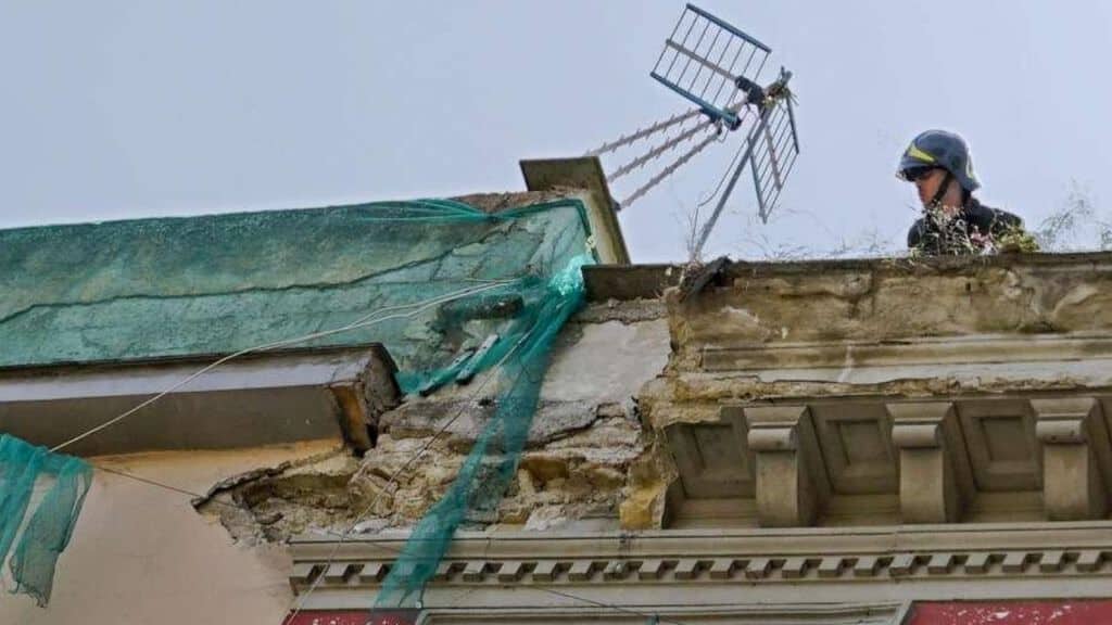 il punto del palazzo dal quale è crollato il cornicione