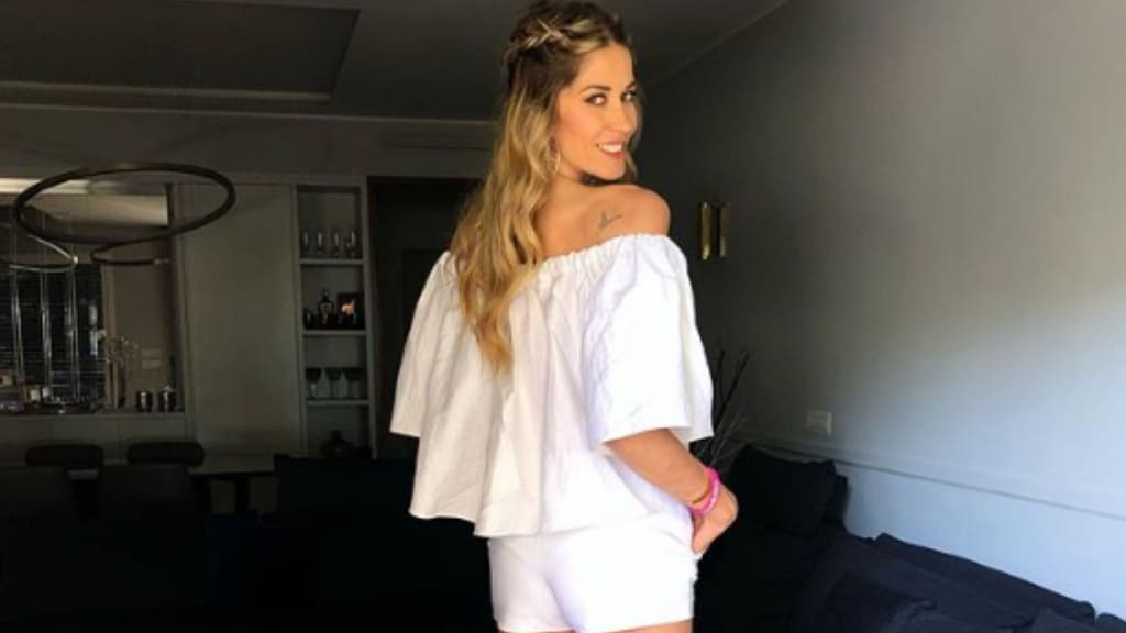 Elena Santarelli vestita di bianco