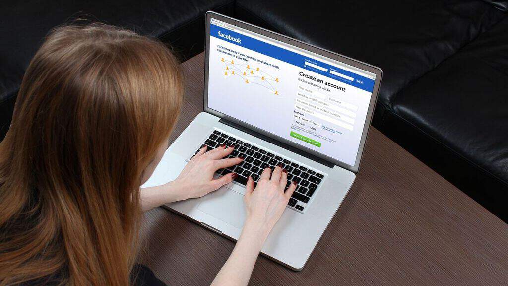 donna che naviga su facebook dal computer