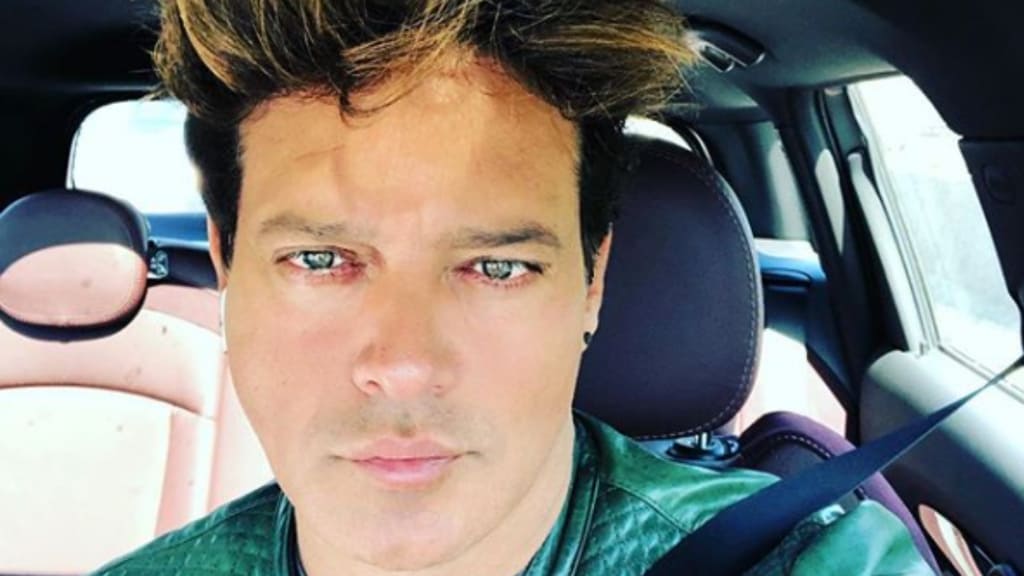 gabriel garko si fa un selfie in auto