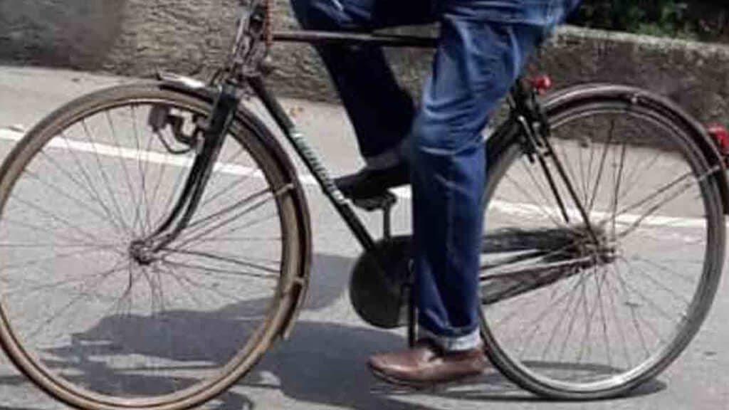 gambe di uomo sulla bici