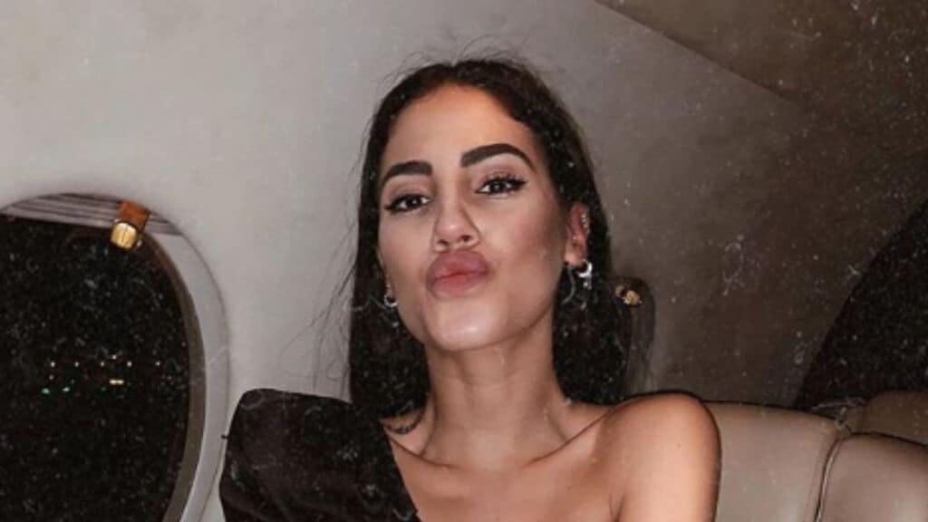 primo piano di giulia de lellis mentre fa il bacio con la bocca