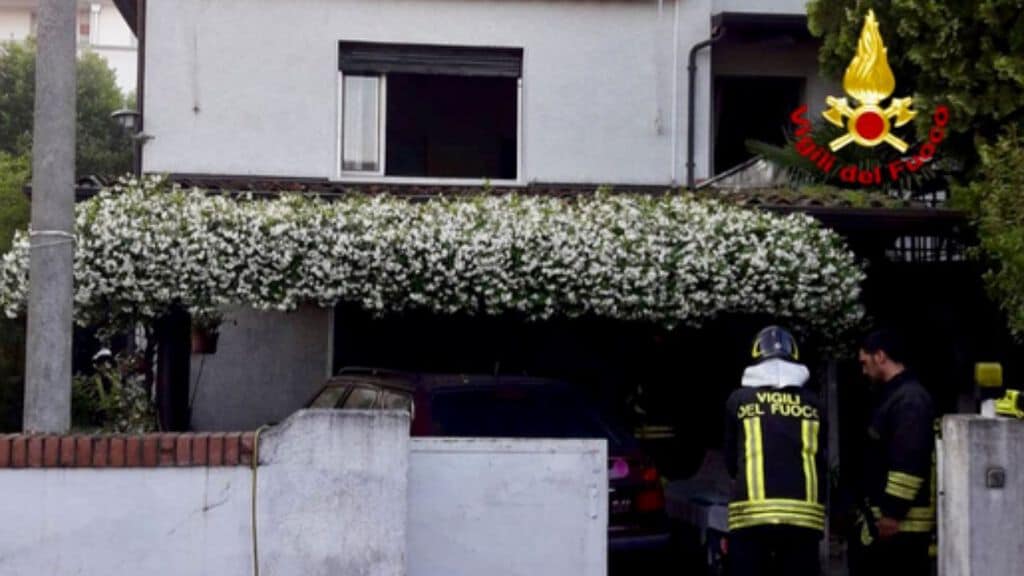 i vigili del fuoco sul luogo dell'incendio
