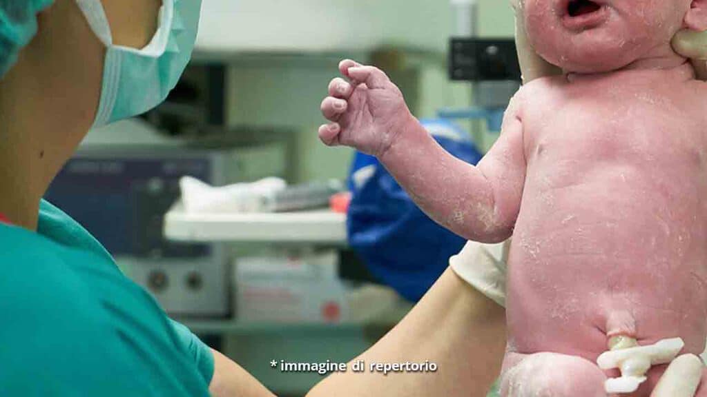 infermiera tiene un neonato