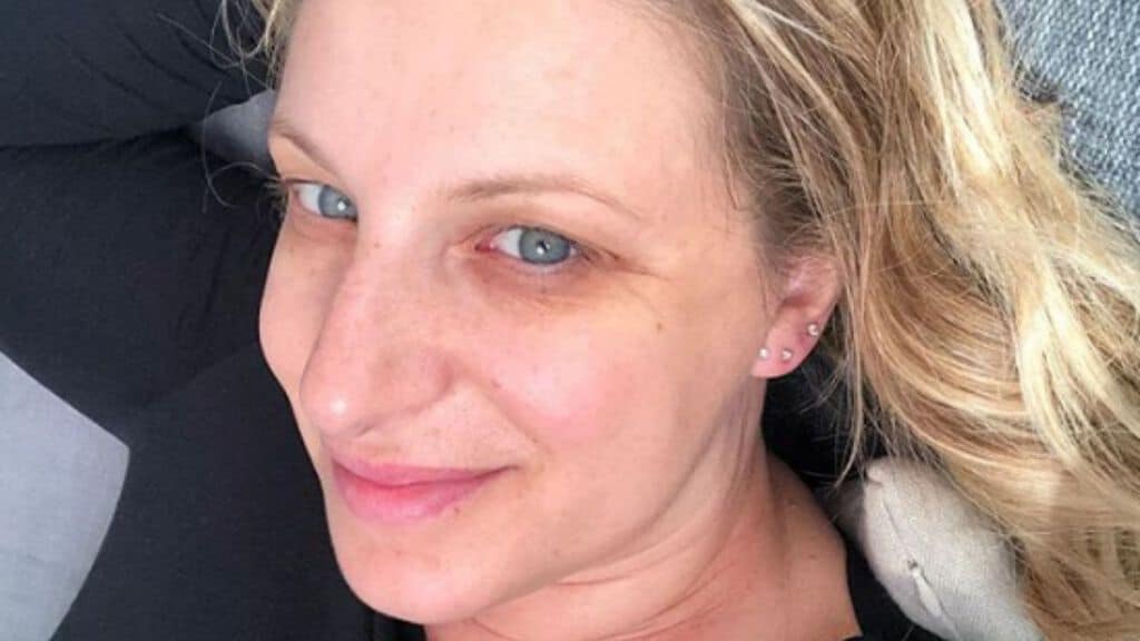 primissimo piano di katia follesa sdraiata sul divano di casa