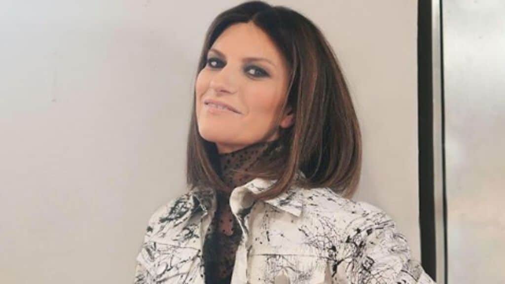 laura pausini a mezzo busto in posa