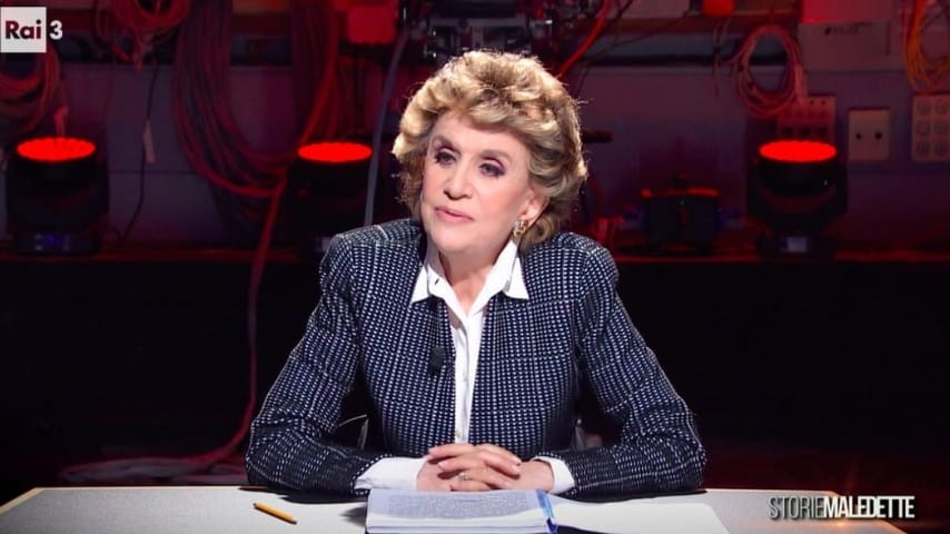 Franca Leosini seduta mentre intervista