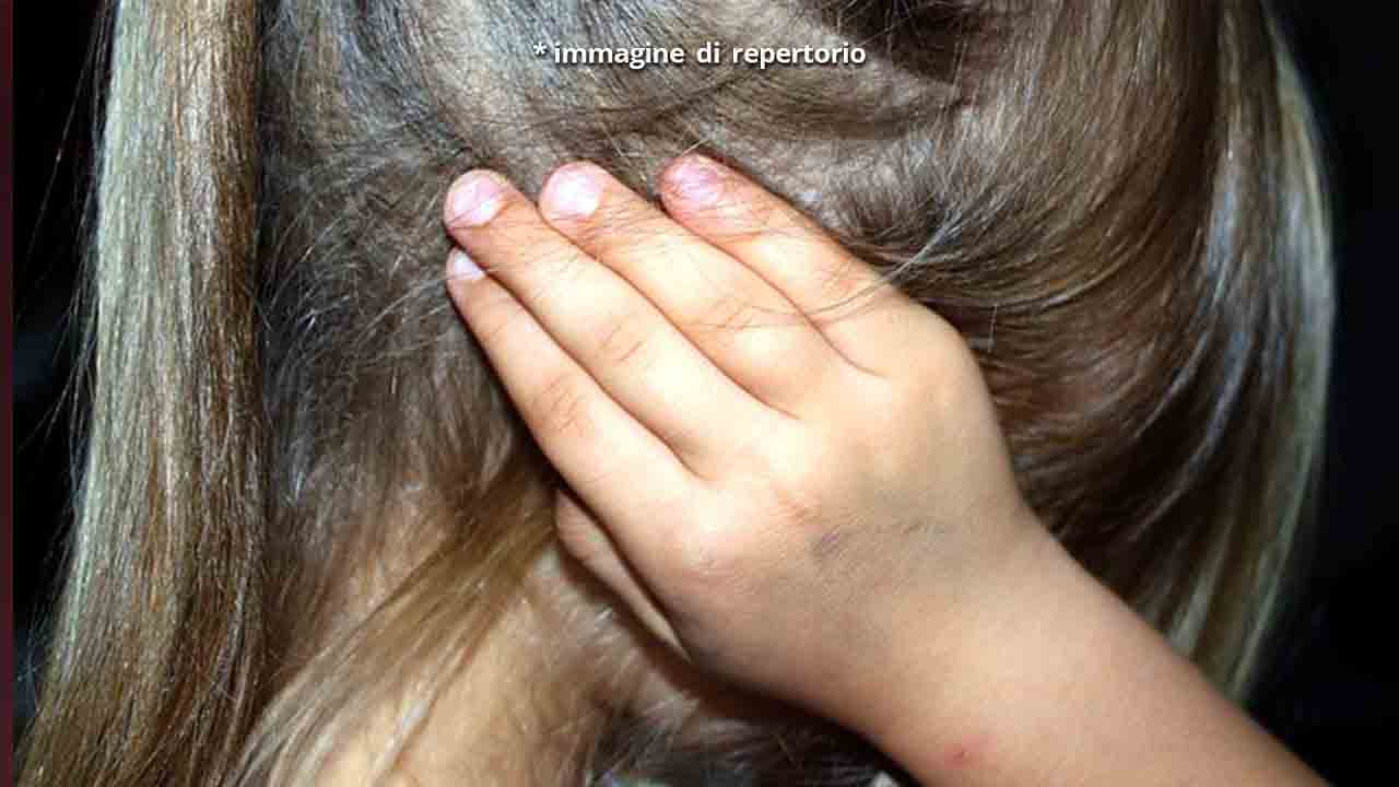 mani di bimba sulle orecchie