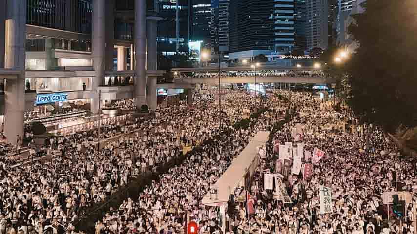 Folla di manifestanti a Hong Kong