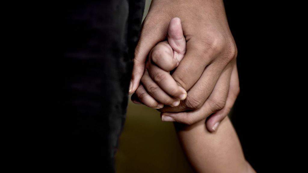mamma e figlia mano nella mano