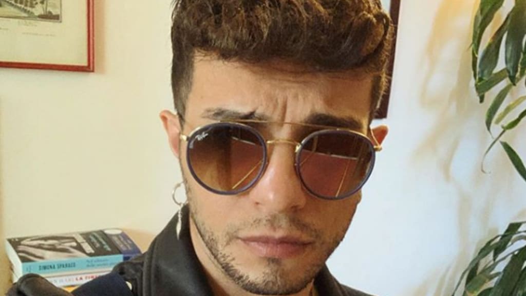 marco carta primo piano