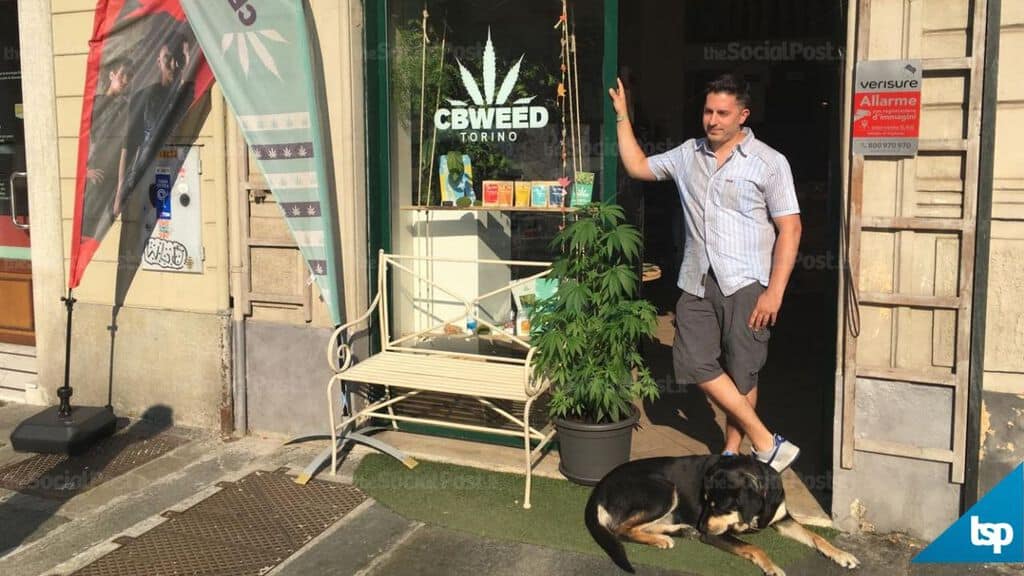 marco paviotti davanti al suo negozio cbweed shop torino