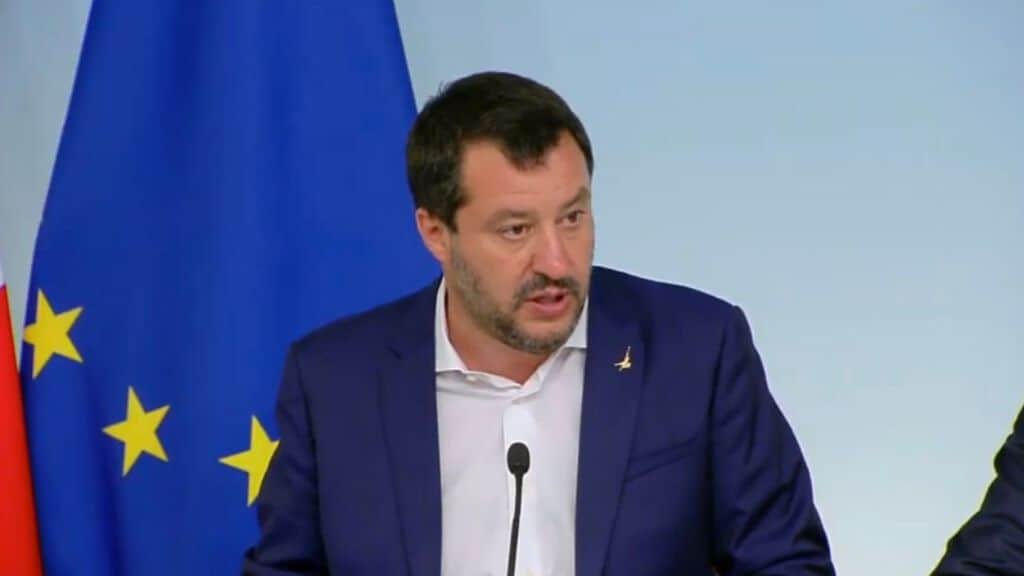 matteo salvini durante la conferenza stampa