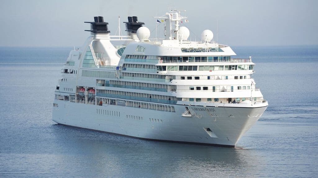 una nave da crociera nell'acqua