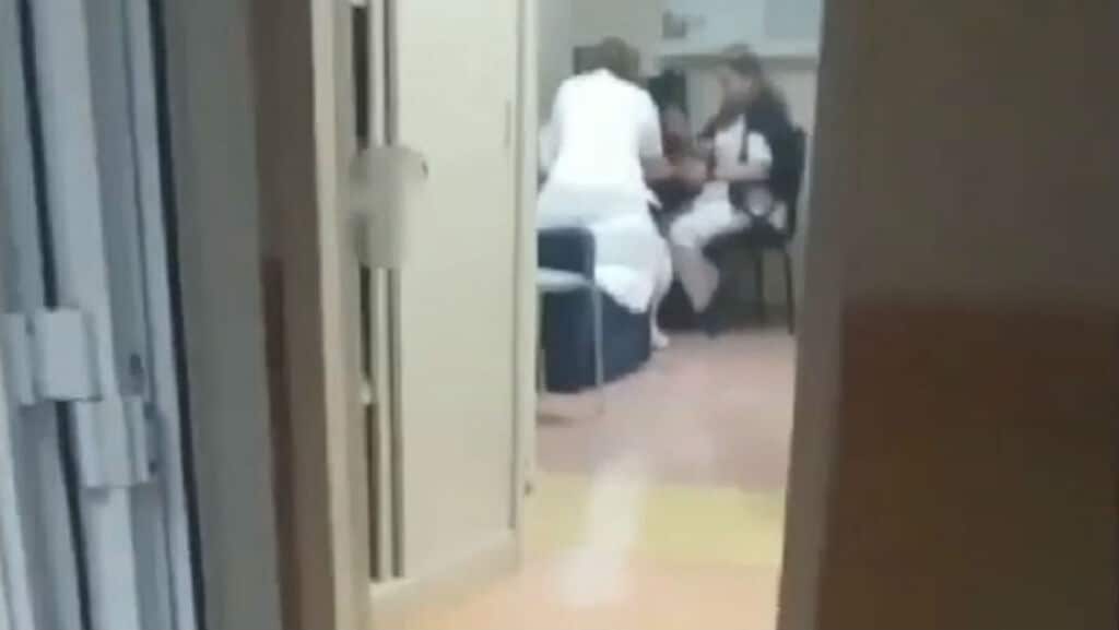 due infermiere in una frame del video pubblicato online