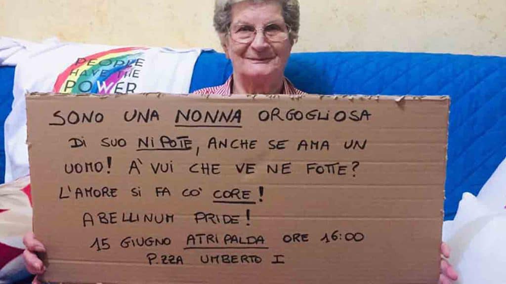 nonna Eleonora espone il cartello per il nipote gay