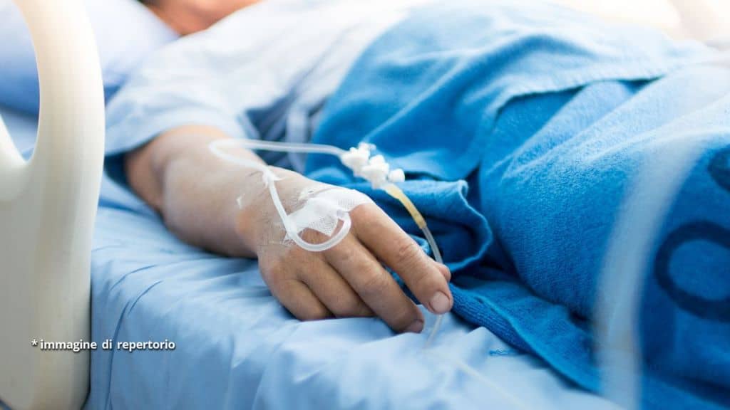 paziente in un letto d'ospedale