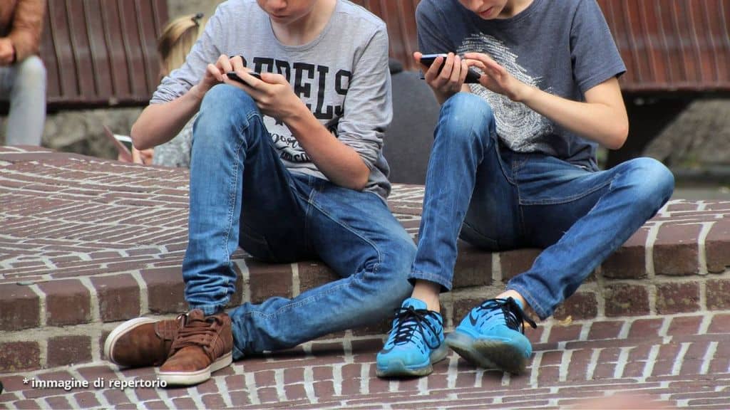 ragazzi con smartphone