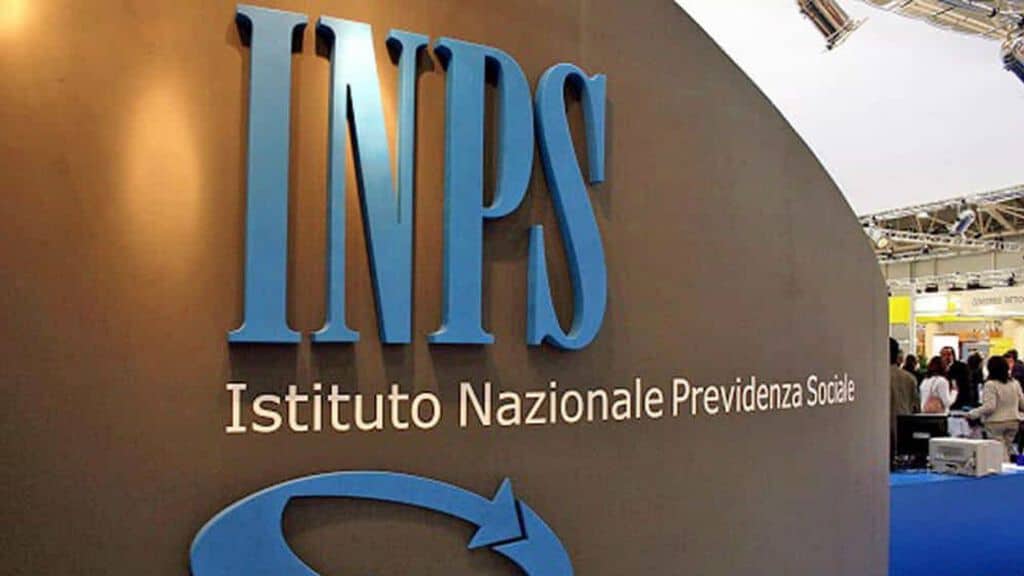 Sigla Inps davanti all'ingresso di una delle sedi