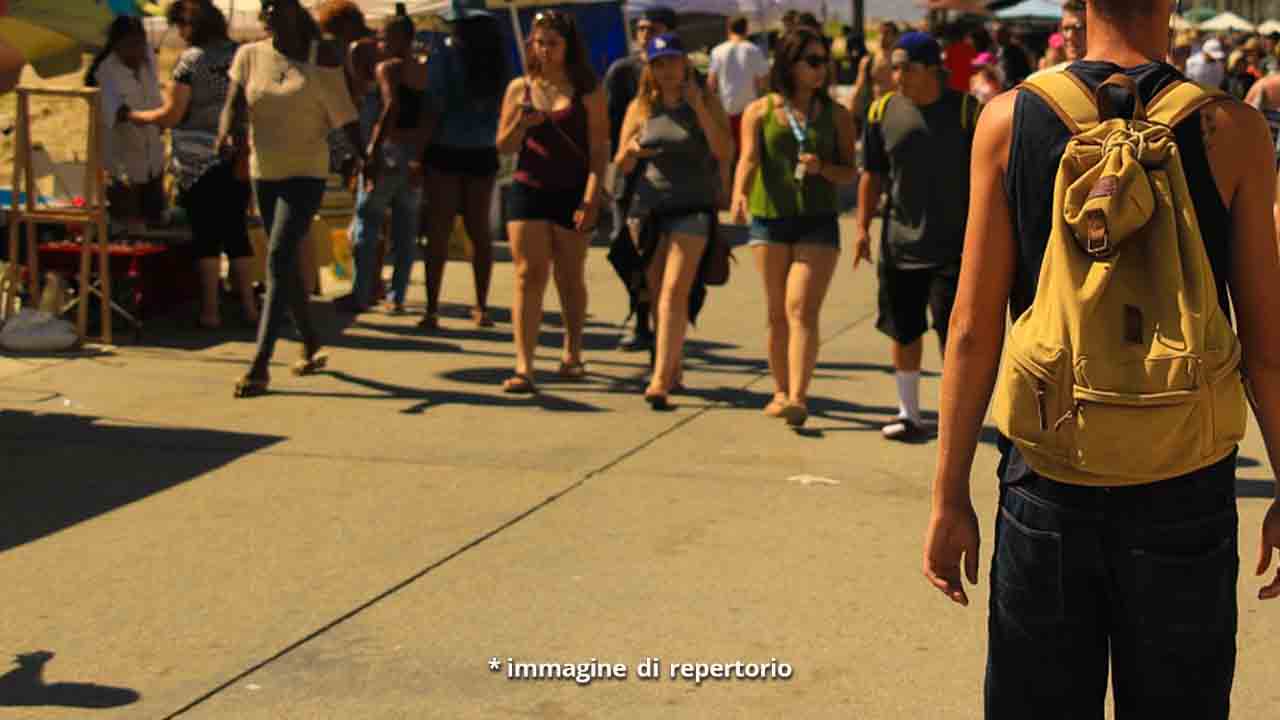 persone che camminano