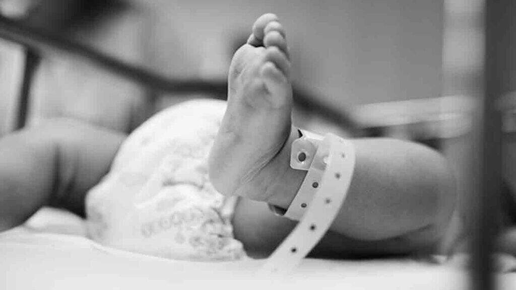 piede di un bambino in un letto di ospedale