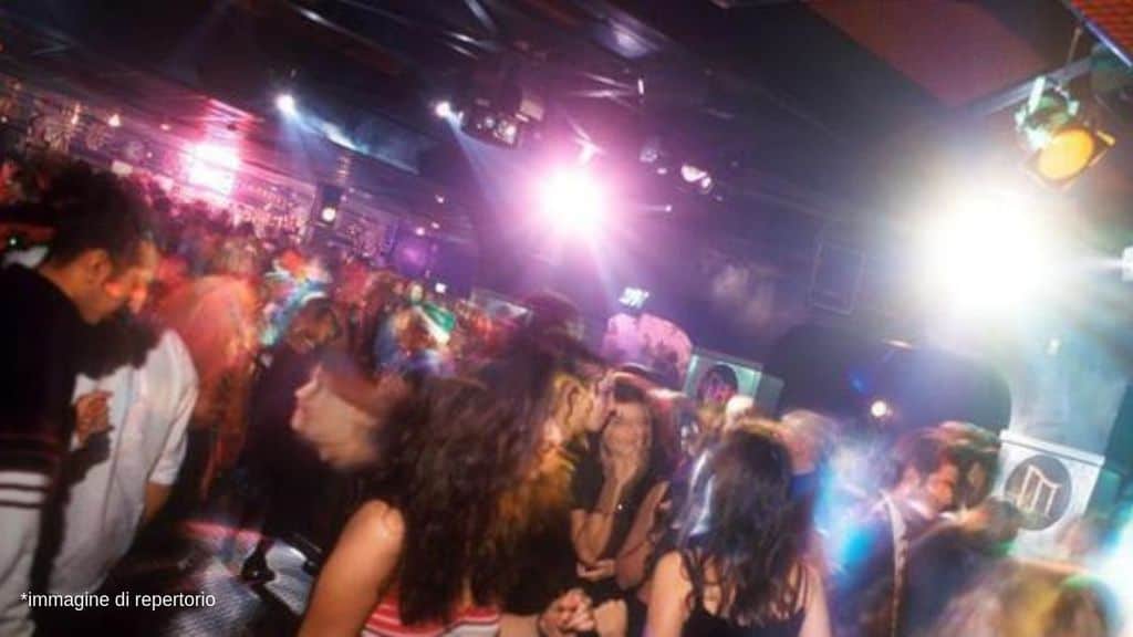 ragazzi in discoteca