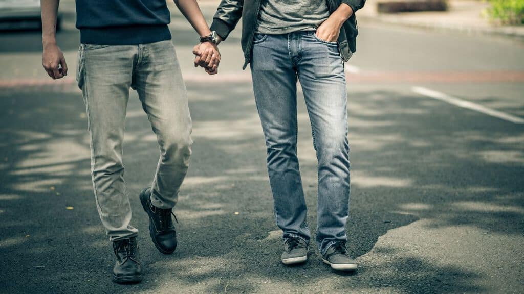 ragazzi gay mano nella mano