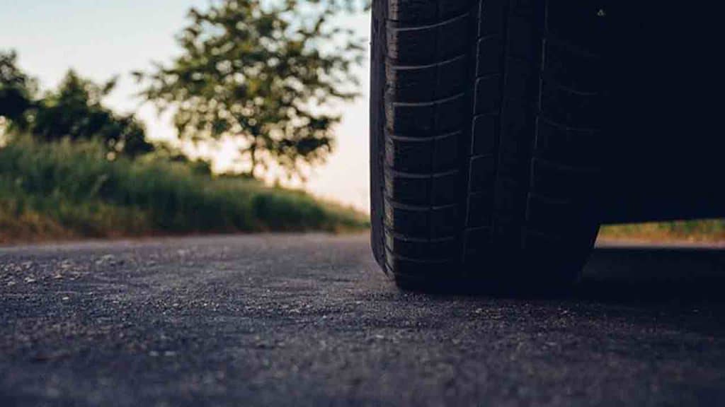 ruota di un'auto su strada