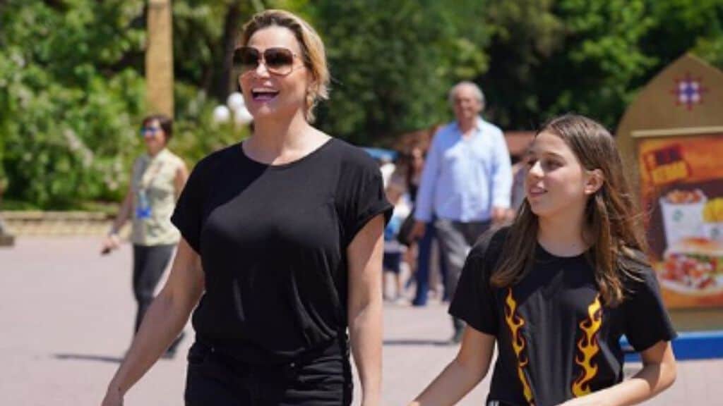 simona ventura mano nella mano con la figlia