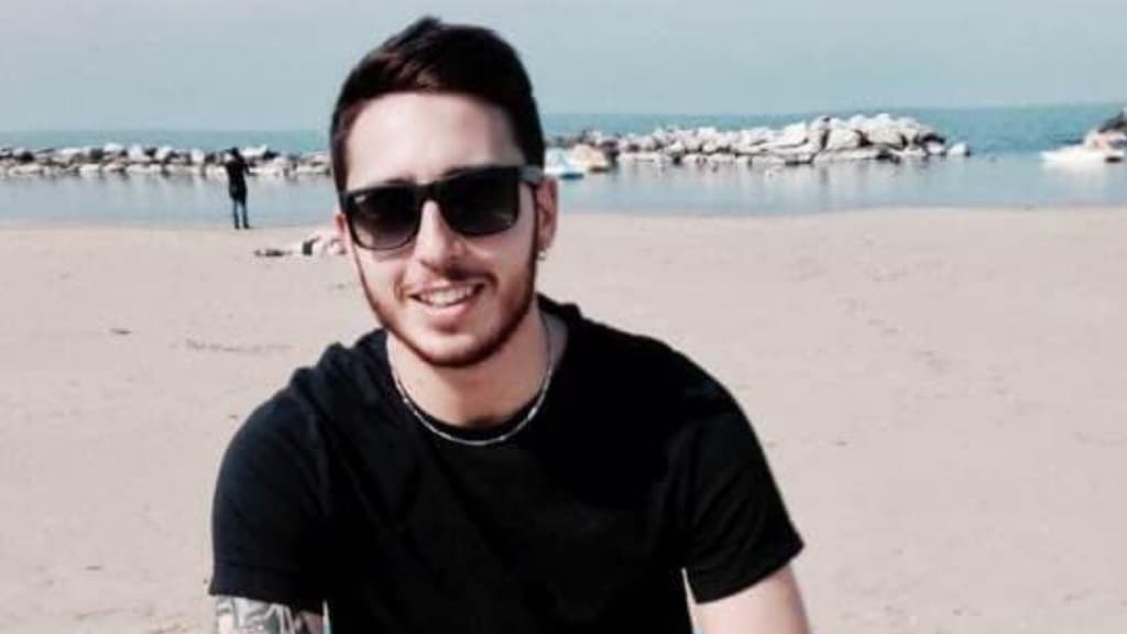 simone papadia a mezzo busto in spiaggia